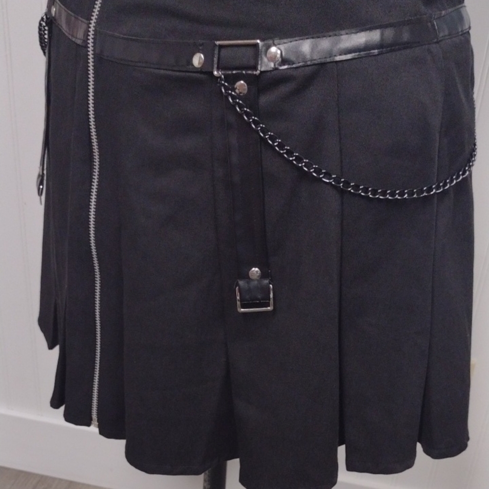 Chic Black Mini Skirt with Chain Accents Goth - Picture 6 of 14
